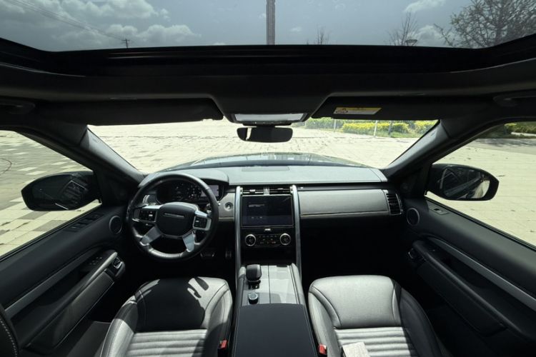 Used Land Rover Discovery 2025 360 PS Dynamic SE Interior 1