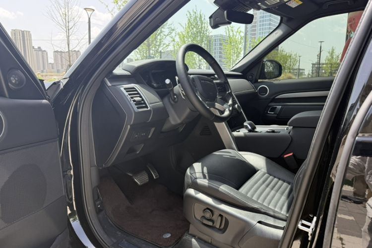 Used Land Rover Discovery 2025 360 PS Dynamic SE Interior 2
