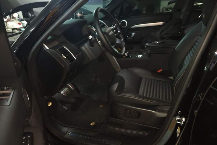 Used Land Rover Discovery 2025 360 PS Dynamic SE Left Front Seat