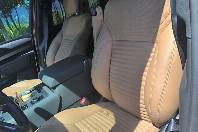 Used Land Rover Discovery 2025 360 PS Dynamic HSE Left Front Seat