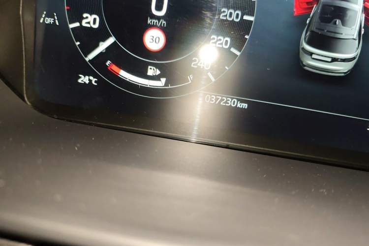 Used Land Rover Discovery 2025 360 PS Dynamic SE Odometer Close Up