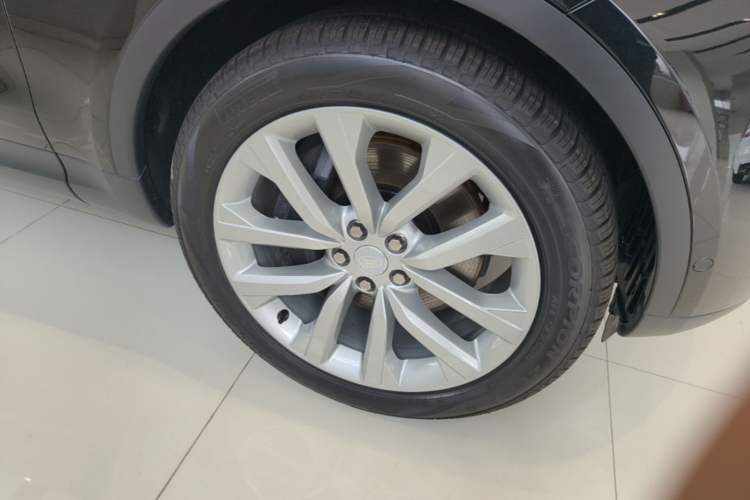 Used Land Rover Discovery 2025 360 PS S Right Front Wheel Hub