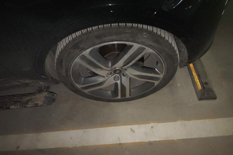Used Land Rover Discovery 2025 360 PS Dynamic HSE Right Front Wheel Hub