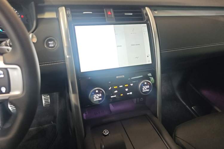 Used Land Rover Discovery 2025 360 PS Dynamic SE Audio And AC Panel