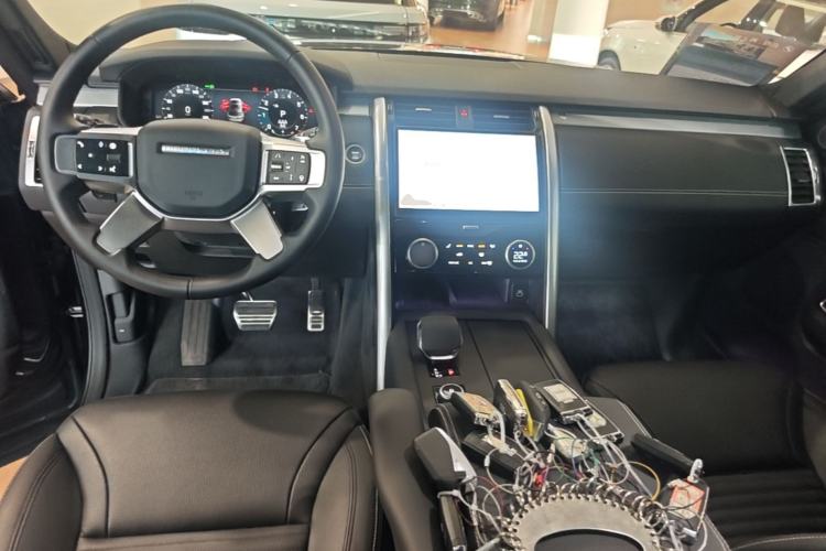Used Land Rover Discovery 2025 360 PS Dynamic SE Center Console