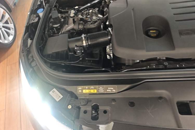 Used Land Rover Discovery 2025 360 PS Dynamic SE Engine Bay Right