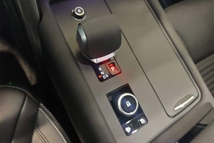 Used Land Rover Discovery 2025 360 PS Dynamic SE Gear Lever