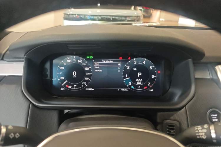 Used Land Rover Discovery 2025 360 PS Dynamic SE Instrument Cluster