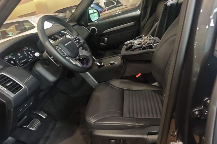 Used Land Rover Discovery 2025 360 PS Dynamic SE Left Front Seat