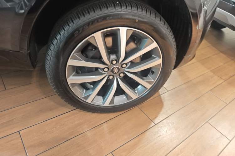 Used Land Rover Discovery 2025 360 PS Dynamic SE Right Front Wheel Hub