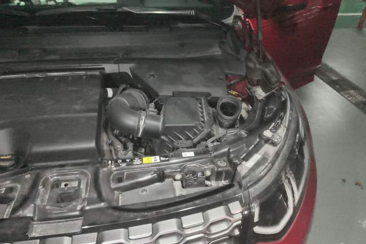 Used Land Rover Discovery Sport 2021 249 PS R-Dynamic HSE Luxury Custom Edition Engine Bay Left