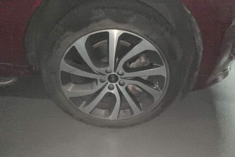 Used Land Rover Discovery Sport 2021 249 PS R-Dynamic HSE Luxury Custom Edition Right Front Wheel Hub