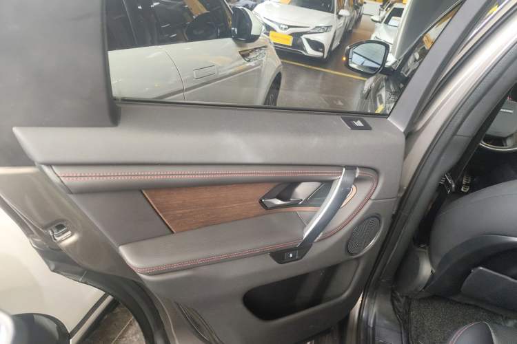 Used Land Rover Discovery Sport 2021 249 PS R-Dynamic S Performance Edition Interior 8
