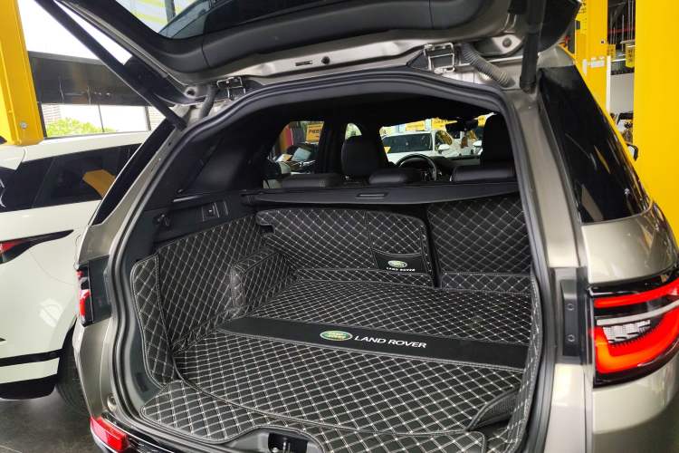 Used Land Rover Discovery Sport 2021 249 PS R-Dynamic S Performance Edition Trunk
