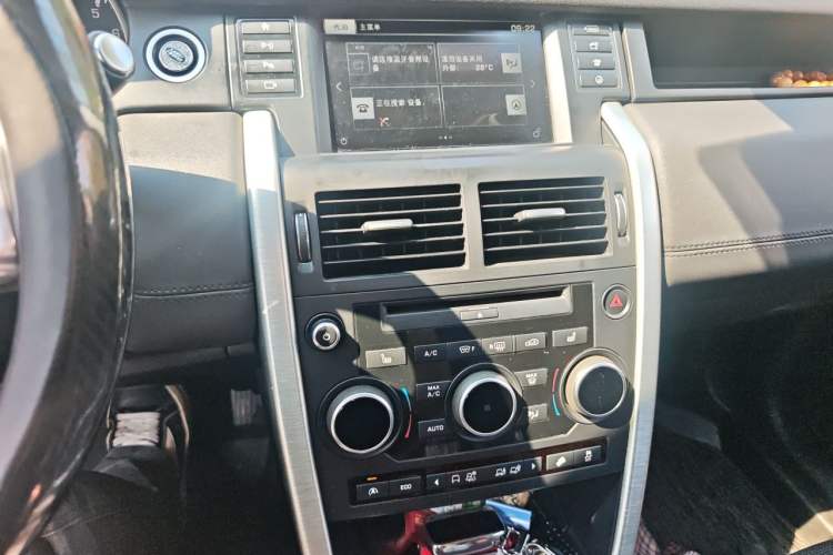 Used Land Rover Discovery Sport 2015 2.0T SE Audio And AC Panel