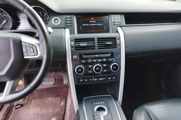 Used Land Rover Discovery Sport 2015 2.0T SE Audio And AC Panel