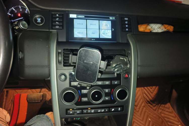 Used Land Rover Discovery Sport 2015 2.0T SE Audio And AC Panel