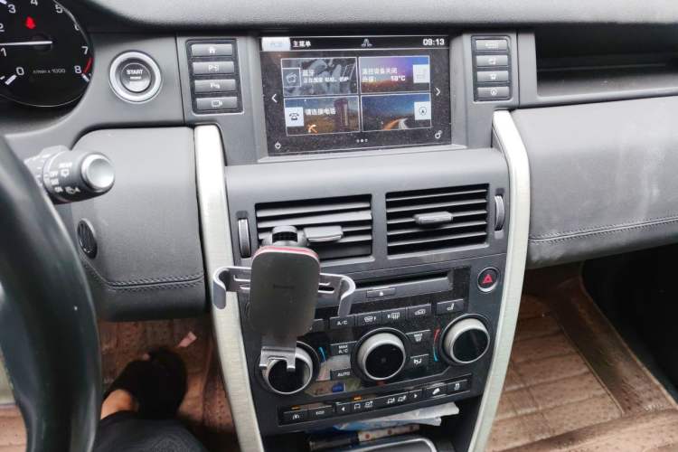 Used Land Rover Discovery Sport 2015 2.0T SE Audio And AC Panel
