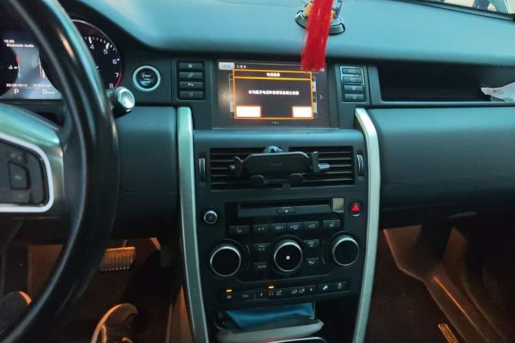 Used Land Rover Discovery Sport 2015 2.0T SE Audio And AC Panel