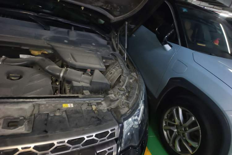 Used Land Rover Discovery Sport 2015 2.0T SE Engine Bay Left