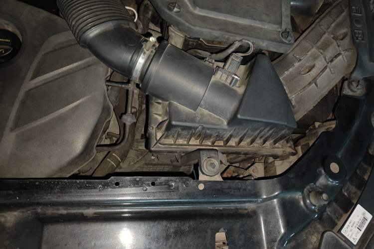 Used Land Rover Discovery Sport 2015 2.0T SE Engine Bay Left