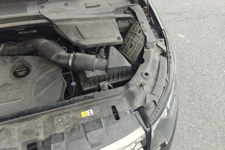 Used Land Rover Discovery Sport 2015 2.0T SE Engine Bay Left