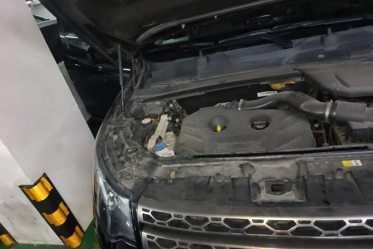 Used Land Rover Discovery Sport 2015 2.0T SE Engine Bay Right