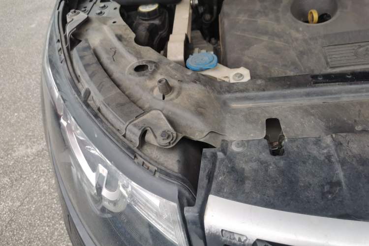 Used Land Rover Discovery Sport 2015 2.0T HSE LUXURY Engine Bay Right