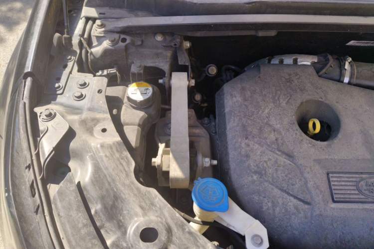 Used Land Rover Discovery Sport 2015 2.0T SE Engine Bay Right