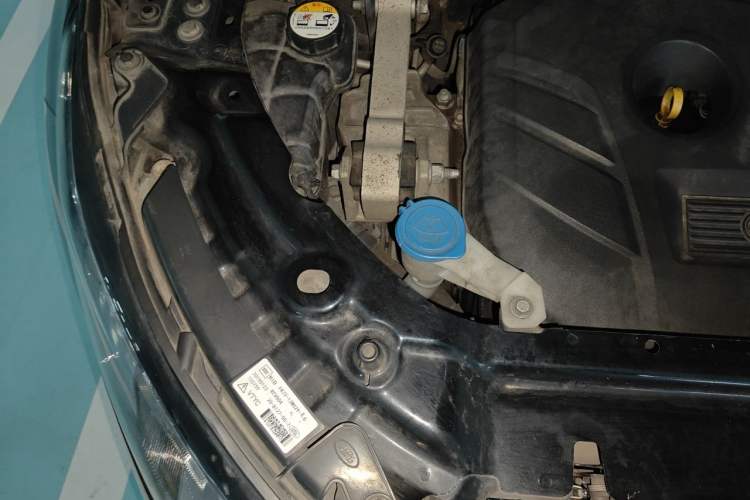 Used Land Rover Discovery Sport 2015 2.0T SE Engine Bay Right