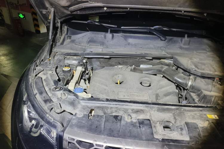 Used Land Rover Discovery Sport 2015 2.0T SE Engine Bay Right