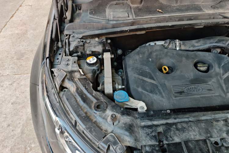 Used Land Rover Discovery Sport 2015 2.0T SE Engine Bay Right