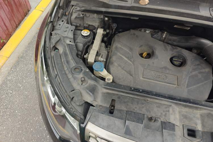 Used Land Rover Discovery Sport 2015 2.0T SE Engine Bay Right