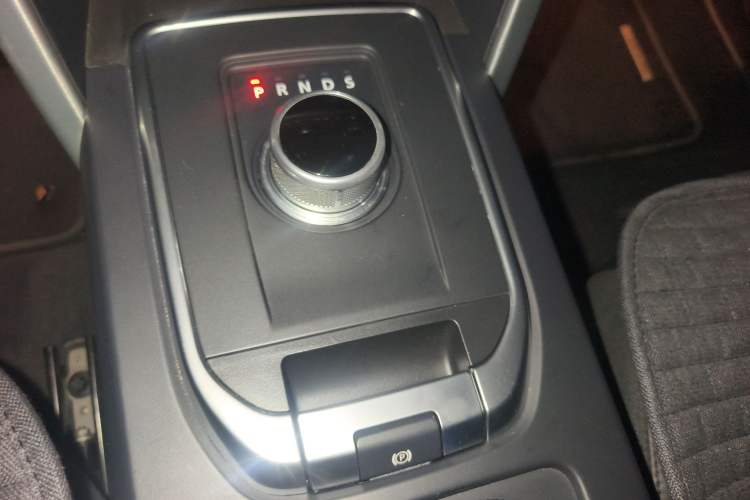 Used Land Rover Discovery Sport 2015 2.0T SE Gear Lever