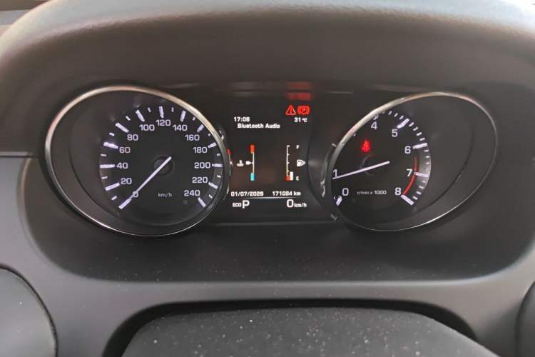 Used Land Rover Discovery Sport 2015 2.0T HSE LUXURY Odometer Close Up
