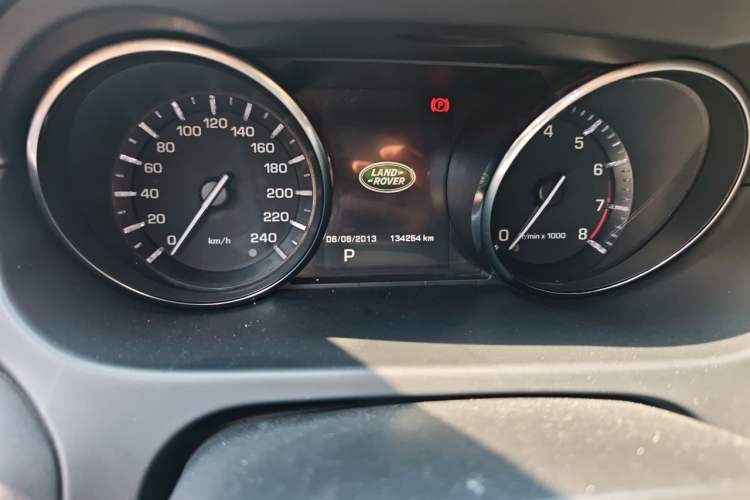 Used Land Rover Discovery Sport 2015 2.0T SE Odometer Close Up
