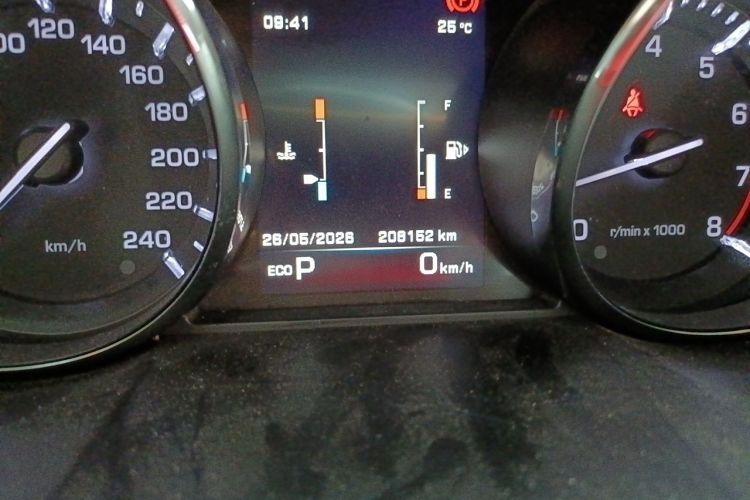 Used Land Rover Discovery Sport 2015 2.0T HSE LUXURY Odometer Close Up