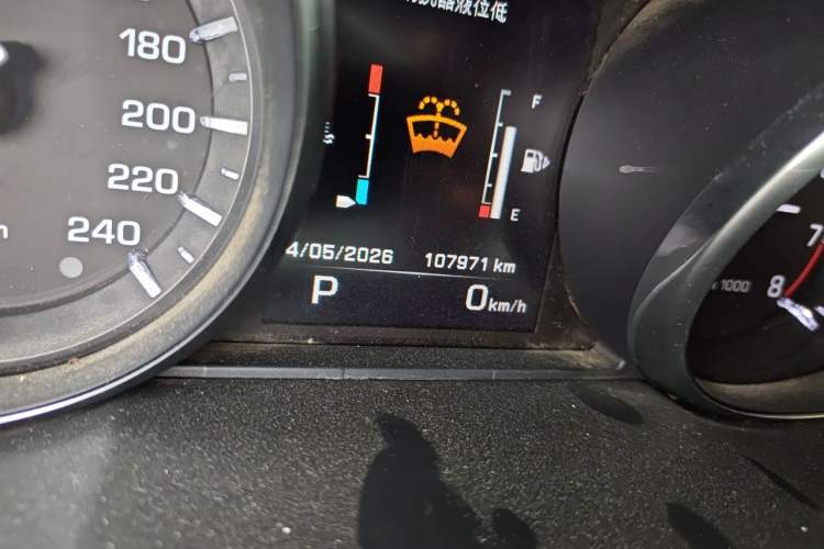 Used Land Rover Discovery Sport 2015 2.0T SE Odometer Close Up