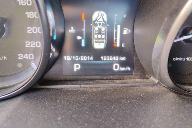 Used Land Rover Discovery Sport 2015 2.0T SE Odometer Close Up