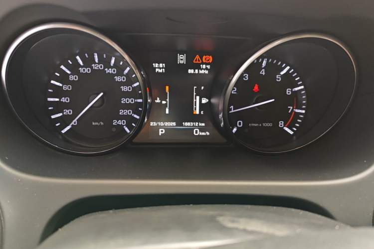 Used Land Rover Discovery Sport 2015 2.0T HSE LUXURY Odometer Close Up