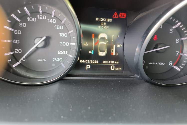 Used Land Rover Discovery Sport 2015 2.0T SE Odometer Close Up