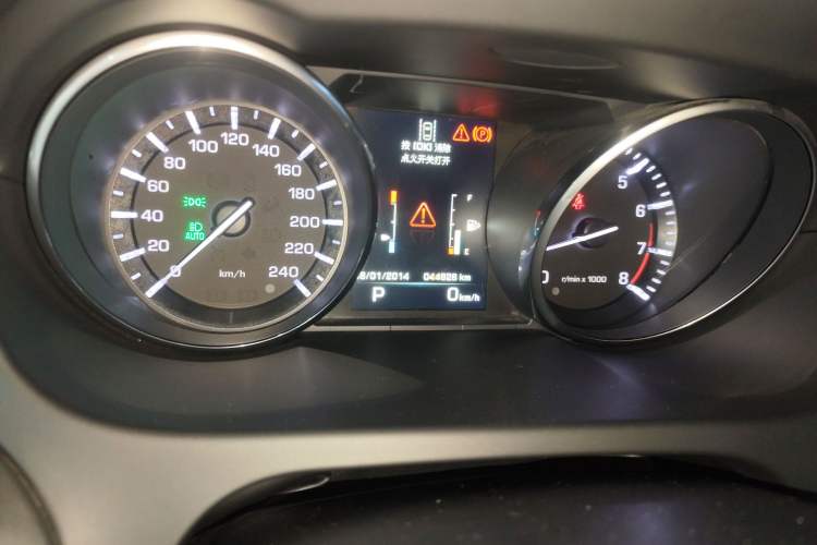 Used Land Rover Discovery Sport 2015 2.0T SE Odometer Close Up