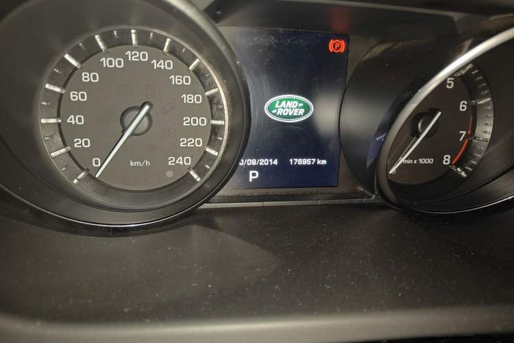 Used Land Rover Discovery Sport 2015 2.0T SE Odometer Close Up