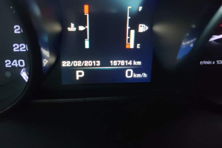 Used Land Rover Discovery Sport 2015 2.0T SE Odometer Close Up