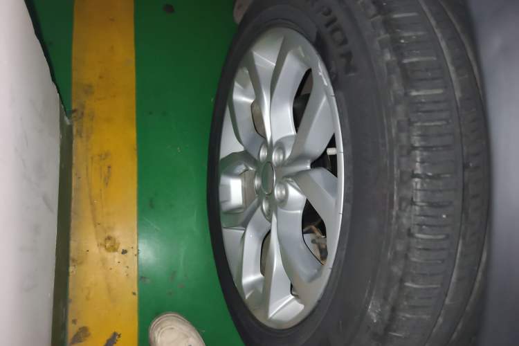 Used Land Rover Discovery Sport 2015 2.0T SE Right Front Wheel Hub