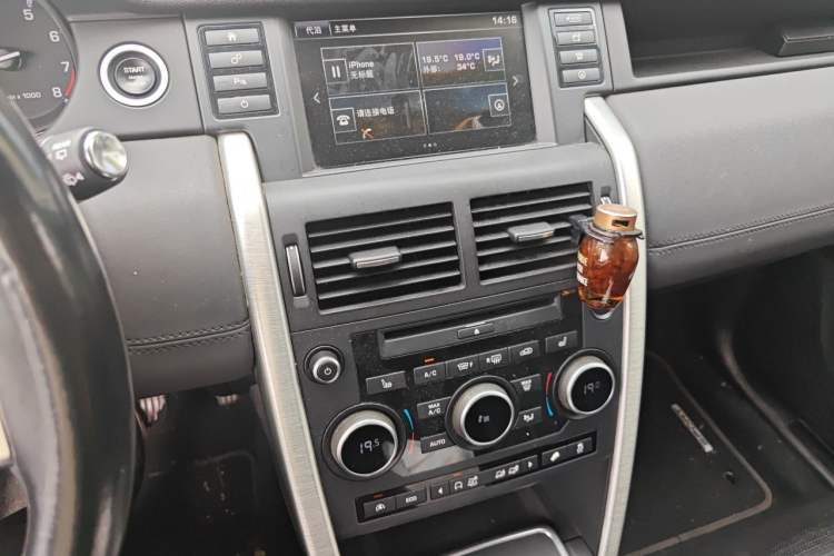 Used Land Rover Discovery Sport 2015 2.0T SE Audio And AC Panel