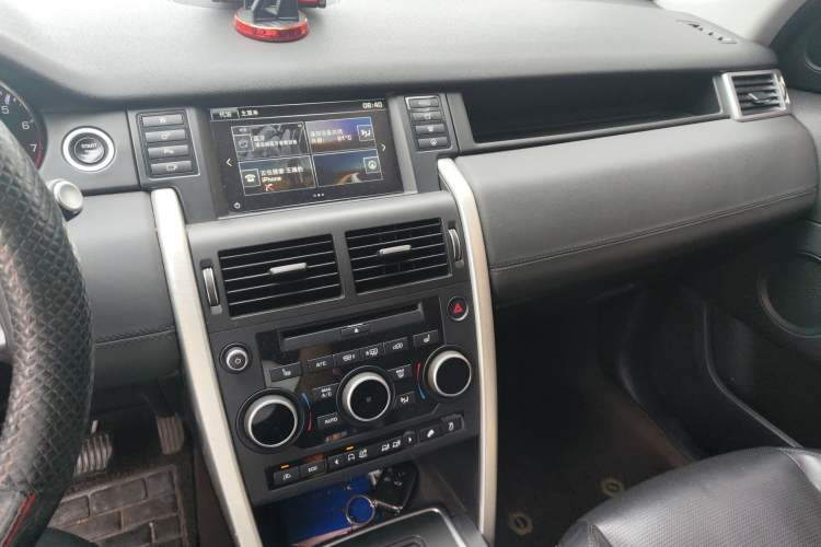Used Land Rover Discovery Sport 2015 2.0T SE Audio And AC Panel