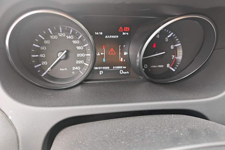 Used Land Rover Discovery Sport 2015 2.0T SE Odometer Close Up