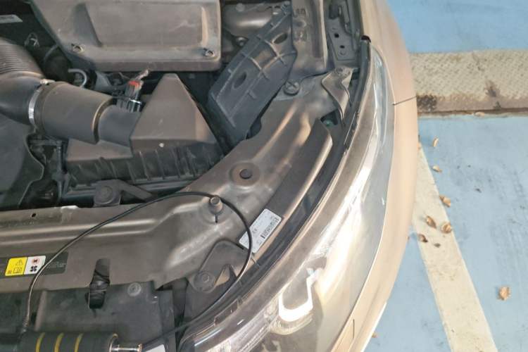 Used Land Rover Discovery Sport 2015 2.0T SE Engine Bay Left
