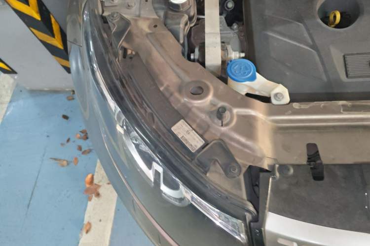 Used Land Rover Discovery Sport 2015 2.0T SE Engine Bay Right